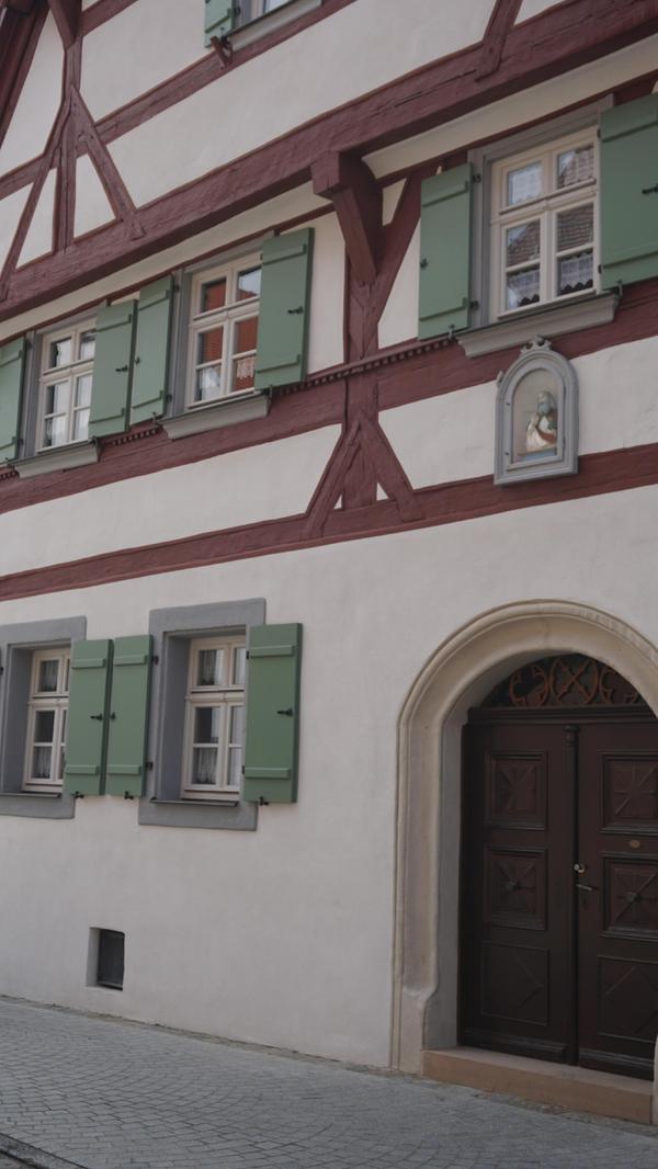 Das sogenannte „Lammwirtshaus“ zeigt neben der Hausmadonna über dem Eingangsbereich, das typisch mittelalterliche Fachwerkgerüst in Säulenbauweise. Im 16. Jahrhundert befand sich hier eine Brauerei und Gastwirtschaft, im 18. Jahrhundert eine Metzgerei und Bäckerei.