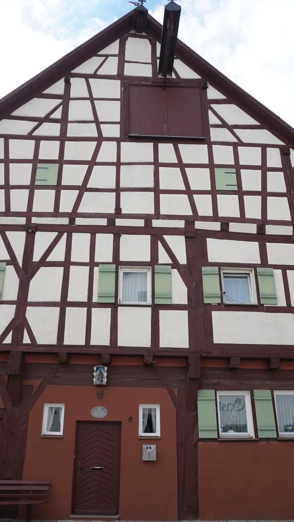 Bis ins 20. Jahrhundert befand sich die Stadtschmiede in der Altstadt. Die aus dem 15. Jahrhundert stammende „Wolfenschmiede“ gliedert sich durch das Fachwerk harmonisch in das Bild der Hauptstraße.
