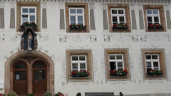 Das 1609 erbaute Fürstengasthaus erhält durch seine baulichen Besonderheiten, vor allem durch den feinen grafischen Sgraffitoputz, eine würdevolle Eleganz und hebt sich gänzlich von den restlichen Fachwerkbauten ab.