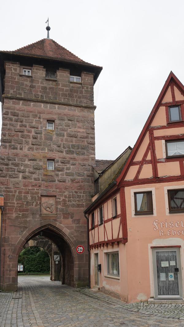 Das Untere Tor mit seiner spitzbogigen Durchfahrt konnte durch ein Fallgitter gesichert werden. Über den Torbogen kann man Wappensteine sehen.