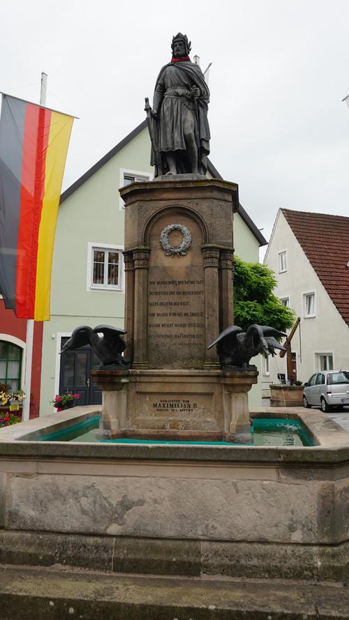 Das am Markplatz gelegene Wolfram-Denkmal zeigt den Dichter mit Schwert, Harfe und Lorbeerkranz. Dieses Standbild wurde durch den bayrischen König Maximilian II. gestiftet. 