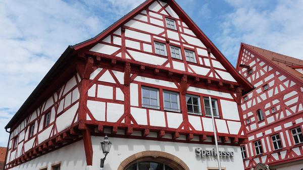 Das "Hohe Haus" grenzt als Eckhaus in exponierter Lage an den Wolframs-Eschenbach-Platz an und befindet sich gegenüber der Ordensvogtei.