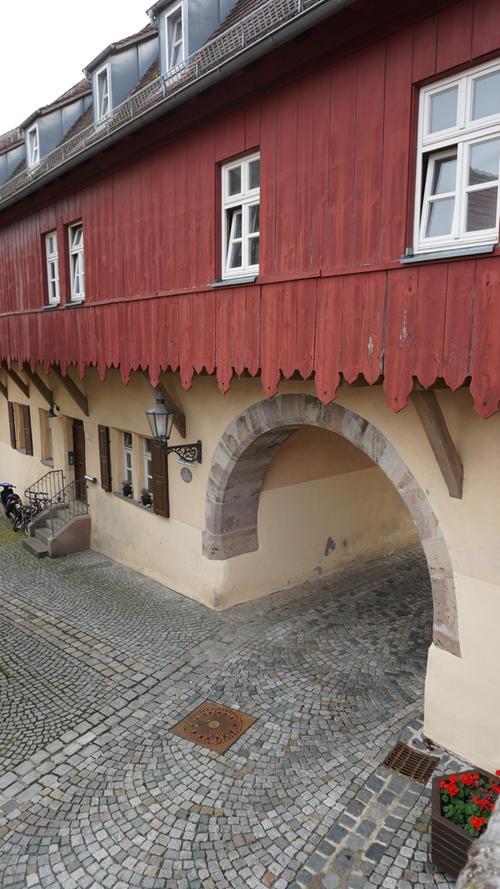  Bis ins 14. Jahrhundert kann man das städtische Schulwesen Wolframs-Eschenbachs zurückverfolgen. Das Alte Schulhaus mit seiner markanten Holzfassade und dem Durchgang der Färbergasse entstand 1598.