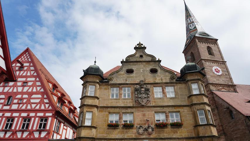 Die Frontseite des Deutschordenschlosses zählt zu einem der Meisterwerke der fränkischen Renaissancebaukunst. Das Schloss besticht neben seinen Erkertürmen vor allem durch das mittig liegende Prunkwappen des Erzherzogs Karl von Österreich. 