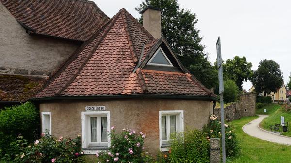 Der im Kern mittelalterliche Schalenturm der Stadtbefestigung wurde zu einem Wohnhaus ausgebaut.