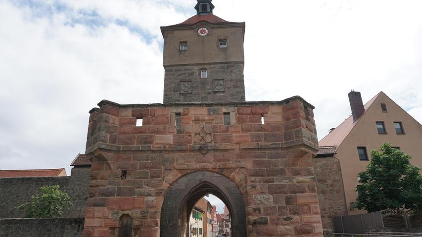 Vor dem Oberen Tor kann man die Barbakane sehen. Hierbei handelt es sich um ein vorgelagertes Verteidigungswerk für spätmittelalterliche Stadtmauertore. Diese Art der Bauwerke war ein Versuch auf die im 15. Jahrhundert aufkommenden Feuerwaffen zu reagieren. 