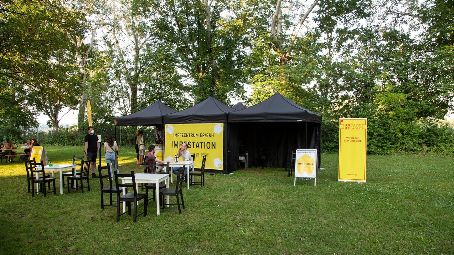 Auch bei den Kultur-Veranstaltungen auf der Erlanger Westbad-Wiese konnte man sich im Juli 2021 gegen das Corona-Virus impfen lassen. Auch bei den Kultur-Veranstaltungen auf der Erlanger Westbad-Wiese konnte man sich im Juli 2021 gegen das Corona-Virus impfen lassen.