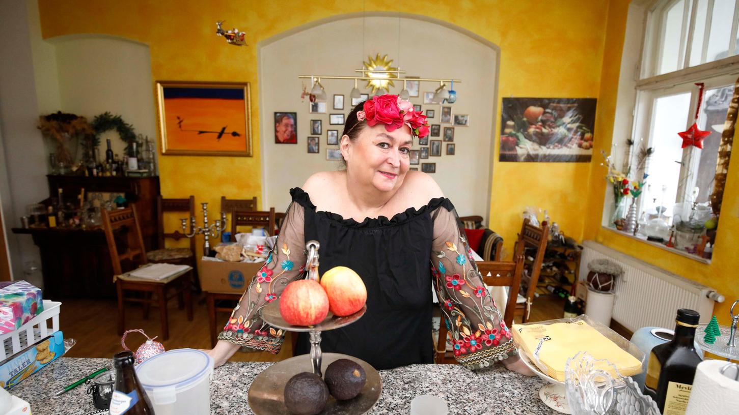 Mit Blumen im Haar wie Frida Kahlo: Kabarettistin Lizzy Aumeier mag es bunt und authentisch, auch ihre Altbau-Wohnung in Fürth ist kreativ-gemütlich eingerichtet.