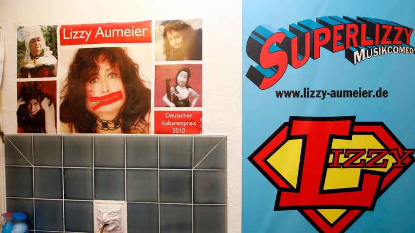 Super Lizzy: Bunte Tournee-Plakate begrüßen den Gast im Eingang der Altbauwohnung  In Fürth.