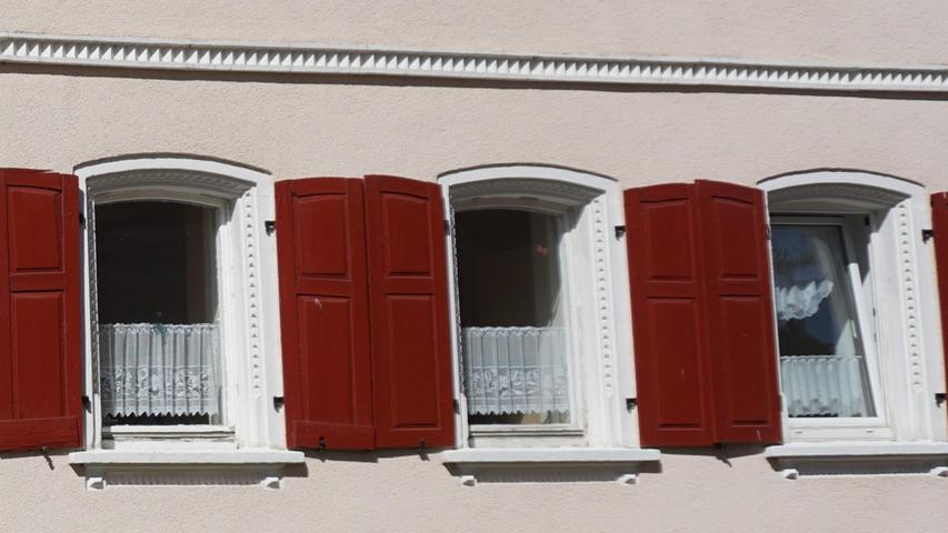 Sowohl in der Schlossgasse als auch in der Bickelgasse fallen besonders die aufwendigen Fensterlaibungen der Gebäude ins Auge. 