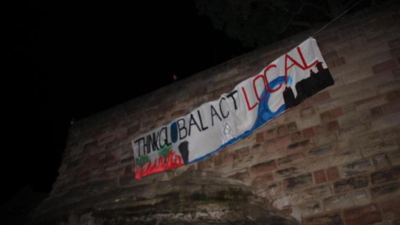Unter anderem dieses Banner brachten die Aktivisten an der Mauer der Burg an. Unter anderem dieses Banner brachten die Aktivisten an der Mauer der Burg an.