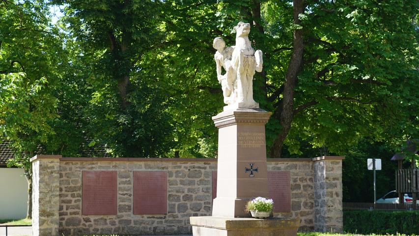 Gegenüber der Kirche befindet sich das großzügig gestaltete Kriegerdenkmal. In Stein gemeißelt wird an die 72 verstorbenen oder vermissten Soldaten der beiden Weltkriege gedacht.   