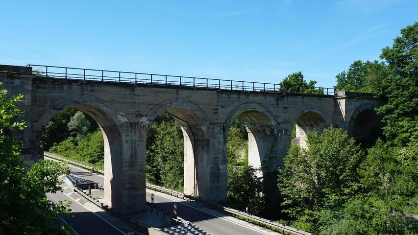 Außerhalb der Ortschaft überspannt der 1845 erbaute sechsbogige Wurmbachviadukt die ehemalige Ludwig-Süd-Nord-Bahn die Bundestraße 466. 