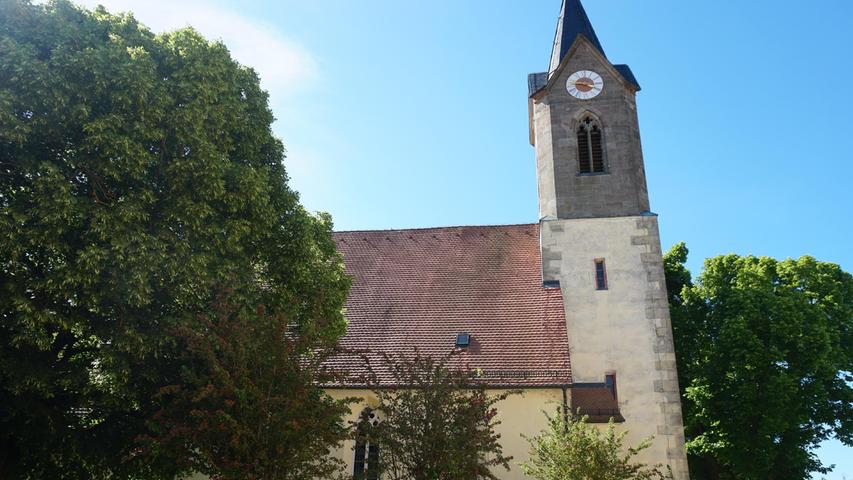Die St. Jakobus Kirche in Unterwurmbach wurde im 15. Jahrhundert im gotischen Stil erbaut. Schon von Weitem kann man den neugotischen Kirchturm mit dem schiefergedeckten Dach erkennen. Von Nahen betrachtet, fällt besonders der zur Hälfte sechseckige Spitzchor ins Auge.   