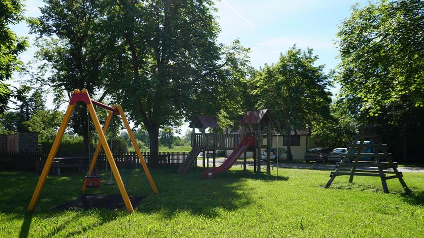 Neben dem Kriegerdenkmal kann man den kleinen von Bäumen umgebenen Spielplatz Unterwurmbachs entdecken.