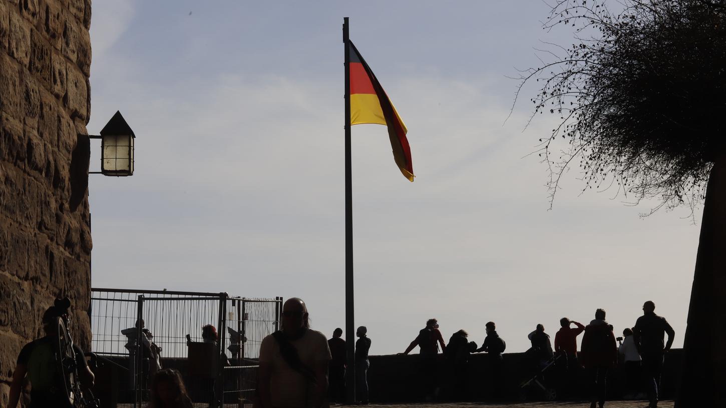 Diese große Deutschlandflagge thront normalerweise auf der Aussichtsplattform der Kaiserburg. 