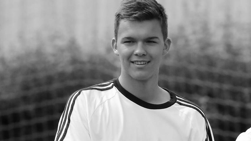 Portugiesischen Medien zufolge ist der 18-jährige Sohn des Ex-Nationalspielers Michael Ballack bei einem Unfall in Portugal ums Leben gekommen. Emilio war einer von drei Söhnen von Michael Ballack und Simone Mecky-Ballack. Louis ist 19 und Jordi 16 Jahre alt.