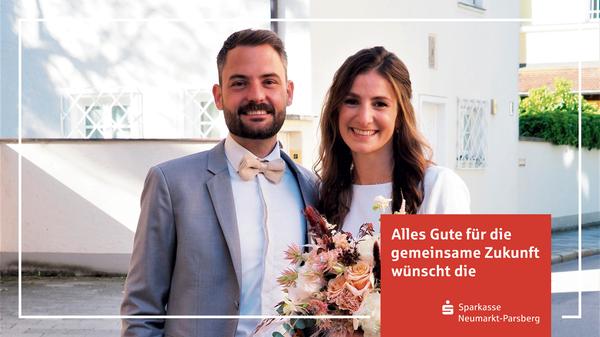 „Was lange währt, wird endlich gut“ – diese Redewendung scheint für die Eheleute Christina Beer und Philipp Steinmetz geradezu erfunden worden zu sein. Dreimal mussten die 32-jährige gebürtige Neumarkterin und der gleichaltrige Himmelstädter (Unterfranken) ihre Hochzeit pandemiebedingt verschieben, bevor sie sich nun in München das lang ersehnte Ja-Wort geben konnten. Kennen- und lieben gelernt hat sich das Paar vor acht Jahren am Ende ihrer Studienzeit in Würzburg. Danach verschlug es sie für ein gemeinsames Auslandsjahr nach Australien. Mittlerweile wohnen die Marketing-Direktorin und der selbstständige Kreativ-Direktor in München, wo auch die standesamtliche Trauung stattfand. Bei strahlendem Sonnenschein wurde das überglückliche Paar von Familie und Freunden im Englischen Garten empfangen, anschließend kutschierten Rikschas die kleine Hochzeitsgesellschaft durch die Landeshauptstadt. Im Biergarten und auf dem Kulturschiff „Alte Utting“ wurde dann noch gebührend auf das Eheglück der beiden Frischvermählten angestoßen.