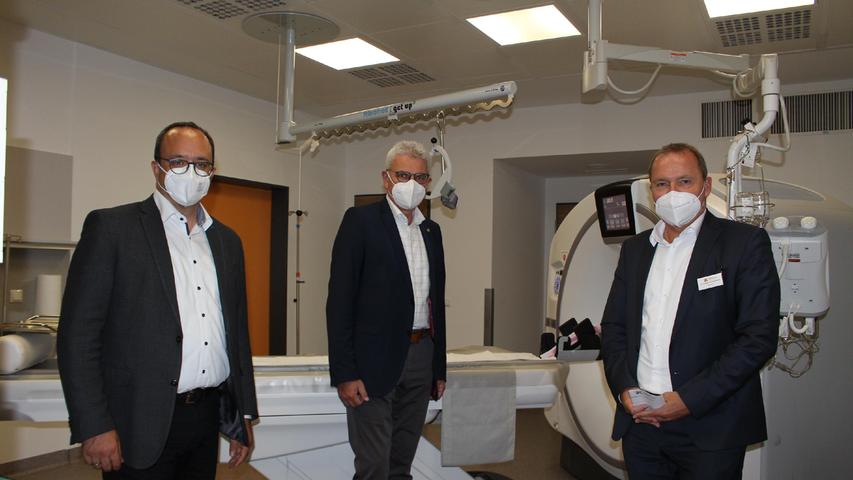 Klinikvorstand Christoph Schneidewin (von rechts) führte MdB Artur Auernhammer (CSU) und Landrat Manuel Westphal (ebenfalls CSU) kürzlich durch das Krankenhaus.