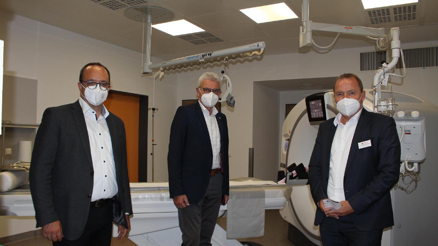  Landrat Manuel Westphal, Artur Auernhammer und Klinikumsvorstand Christoph Schneidewin stehen vor dem neuen CT, einem sehr wichtigen Instrument in der Notaufnahme.