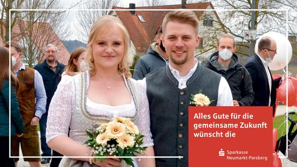 Mit einem deutlichen „Ja“ gaben Tobias Ulherr aus Stöckelsberg und Melanie Bayer aus dem benachbarten Mitterrohrenstadt im Berger Standesamt am Sophie-Scholl-Platz ein deutliches Zeichen ihrer großen Liebe und Gemeinsamkeit. Standesbeamtin Andrea Bogner vereinte das junge Paar entsprechend der offiziellen Anordnungen im klein en Kreis engster Familienangehöriger und Trauzeugen. Die strahlenden Jungvermählten – der Bräutigam ist 30 Jahre alt und von Beruf Kfz-Mechatroniker, die Braut Speditionskauffrau, die am Hochzeitstag zugleich ihren 29. Geburtstag feiern konnte – wollen das kirchliche Eheversprechen im nächsten Jahr nachholen. Vorher, so die Planungen, wird in Stöckelsberg noch ein eigenes Haus gebaut.