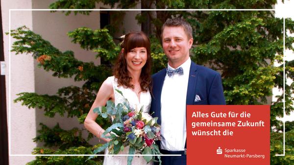 Im Rathaus in Lauterhofen haben sich Sandra Federl und Tobias Neisberger das Eheversprechen gegeben. Die standesamtliche Trauung führte Bürgermeister Ludwig Lang im engsten Familienkreis durch. Die 35-jährige Gesundheits- und Pflegepädagogin stammt ursprünglich aus Pettenhofen und der 34-jährige Konstrukteur aus Litzlohe. Das frischgetraute Paar kennt sich schon seit „ewigen Zeiten“, so dass sich ein genauer Kennenlern-Moment kaum noch feststellen lässt. Gefunkt hat es offiziell vor sechs Jahren und seit drei Jahren sind die beiden Neisbergers im eigenen Heim in Pettenhofen sesshaft. Eine Hochzeitsreise wird dann spontan nachgeholt, wenn sich die aktuellen Umstände verbessert haben.