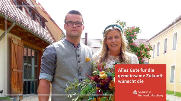 Sieben Jahre ist es her, dass sich Stefanie Lämmer aus Heideck und Tim Kössinger aus Oberasbach bei Freunden kennengelernt haben. Inzwischen wurde Liebe daraus und beide haben sich in Möning im eigenen Haus ihren Lebensmittelpunkt geschaffen. Nun haben die 41-jährige Betriebswirtin und der 34-jährige Meister in der Sparte Kälteanlagenbau ihre Beziehung festgemacht und sich lebenslange Liebe und Treue versprochen. Zweiter Bürgermeister Johann Kerl dokumentierte den Ehebund und gab dem jungen Paar seine Glückwünsche und eine Flasche Sekt mit auf den Weg.