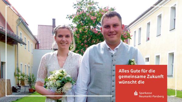 Vor ziemlich genau zwei Jahren liefen sich Saskia Knipfer und Christian Kirch beim Feuerwehr-Jubiläumsfest im Freystädter Ortsteil Forchheim das erste Mal über den Weg und wurden ein Paar. Nun gaben sie sich im altehrwürdigen Künstlertreff im Freystädter Spitalstadel das Ja-Wort. Der Freystädter Bürgermeister Alexander Dorr traute das Paar im Beisein der engsten Verwandten. Die Hochzeitsreise haben die 26-jährige Lehrerin und der 24-jährige Verlader vorerst auf Eis gelegt zu Gunsten des Baues ihres neuen Hauses in Möning.
