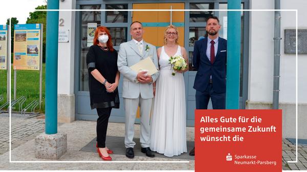 Dass für die große Liebe weder innerdeutsche Grenzen noch ländliche Regionen oder gar sprachliche Unterschiede besondere Hindernisse sind, konnte jetzt ein jung gebliebenes Brautpaar in Berg bestätigen. Ganz in weiß und strahlend vor Glück traten Frank Lindner aus Nürnberg und Annett Mäurer, sie kommt aus der Kleinstadt Forst-Lausitz in Brandenburg, ins Berger Trauzimmer am Sophie-Scholl-Platz und wurden dort von der Leiterin des Standesamtes Andrea Bogner zum Ehepaar erklärt. Mit ihnen im Oldtimer-Bus in die Oberpfalz angereist waren natürlich die nächsten Angehörigen, Freunde und Bekannte, welche dem Jungvermählten ein besonderes „Glück auf“ für den gemeinsamen Lebensweg entboten. Dieser beginnt für den Betriebsschlosser und die Augenoptiker-Meisterin jetzt im nahen oberpfälzer-mittelfränkischen „Grenzbereich“, nämlich im schönen Sindlbach, wo sie eine Wohnung beziehen.