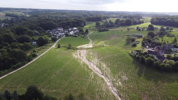 Hochwasserschutz muss in der Fläche beginnen - mit Rückzugsraum für Flüsse und Bäche. Unser Foto zeigt eine geschädigte Ackerfläche in Nordrhein-Westfalen.