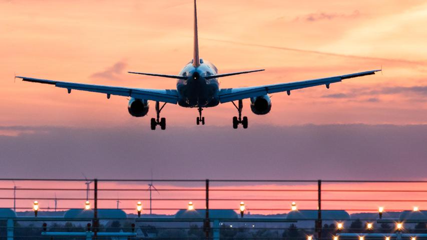 Ein Flugzeug der Fluglinie Germanwings landet am 11.04.2017 am Albrecht-Dürer-Airport Nürnberg. 2015 hatte der Co-Pilot, der unter Depressionen litt, die Germanwings Airbus A380 in den französischen Alpen absichtlich gegen einen Berg gelenkt, alle 150 Passagiere starben.