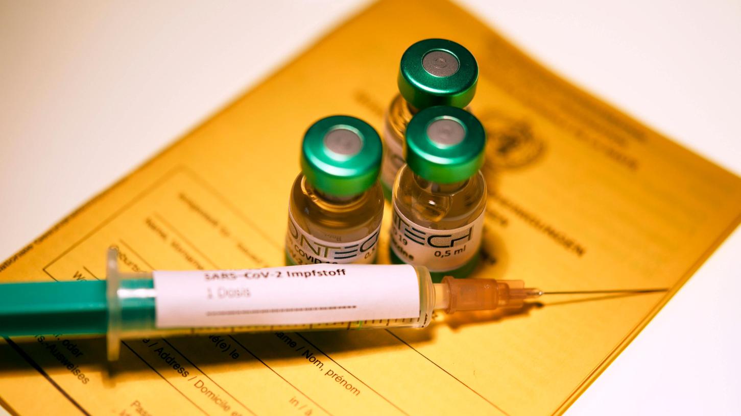 Im Herbst sollen die Auffrischimpfungen in Bayern beginnen, für die meisten ist es die dritte Impfung gegen Covid-19.