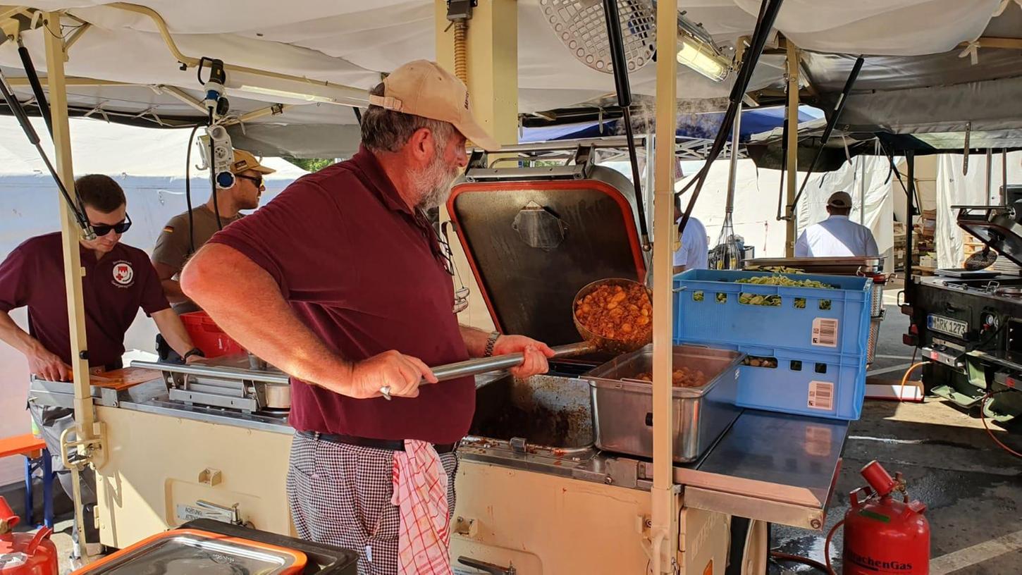 250 Liter Gulasch, Mittagessen für 3000 bis 4000 Helfer und vom Hochwasser Betroffene: Peter Naumann in der Feldküche in Bad Neuenahr-Ahrweiler.
250 Liter Gulasch, Mittagessen für 3000 bis 4000 Helfer und vom Hochwasser Betroffene: Peter Naumann in der Feldküche in Bad Neuenahr-Ahrweiler.
