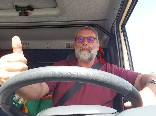 Unterwegs im Katastrophengebiet: Peter Naumann am Steuer im BRK-Konvoi.
Unterwegs im Katastrophengebiet: Peter Naumann am Steuer im BRK-Konvoi.