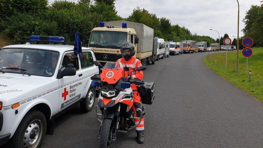 Fahrzeugschlange: In langen Reihen wand sich der Helfer-Konvoi in Richtung Katastrophengebiet.
Fahrzeugschlange: In langen Reihen wand sich der Helfer-Konvoi in Richtung Katastrophengebiet.