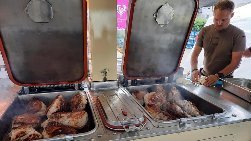 Schweinebraten für Tausende: Die Feldküchen des BRK waren im Hochwassereinsatz gut ausgelastet.
Schweinebraten für Tausende: Die Feldküchen des BRK waren im Hochwassereinsatz gut ausgelastet.
