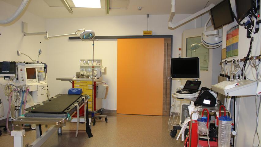 Vom Schockraum aus gibt es einen direkten Zugang über die orange Tür zum CT.
