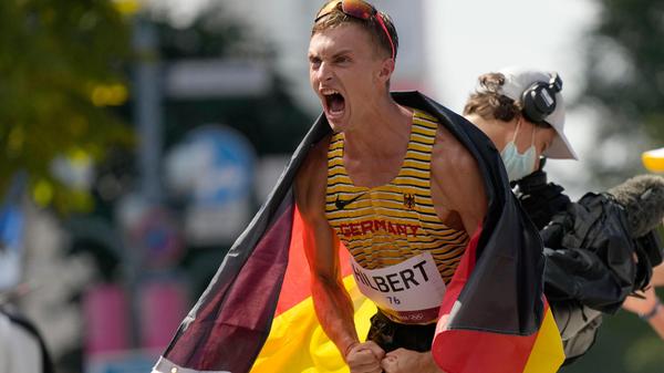 Schon nach dem Aufwachen habe Jonathan Hilbert gespürt, "Heute ist ein spezieller Tag." Bei dem vorerst letzten olympischen Wettkampf in der Disziplin 50 km Gehen absolvierte Hilbert ein taktisch überragendes Rennen. Aus der Verfolgergruppe des späteren polnischen Olympiasieger Dawid Tomala konnte er sich kurz vor Ende lösen und gewann mit 36 Sekunden Rückstand auf den Sieger eine Silbermedaille. Dritter wurde der Kanadier Evan Dunfee (+51 Sekunden). Vor 29 Jahren hatte mit Ronald Weigel das letzte Mal ein deutscher Athlet bei Olympia eine Medaille im Gehen geholt.
