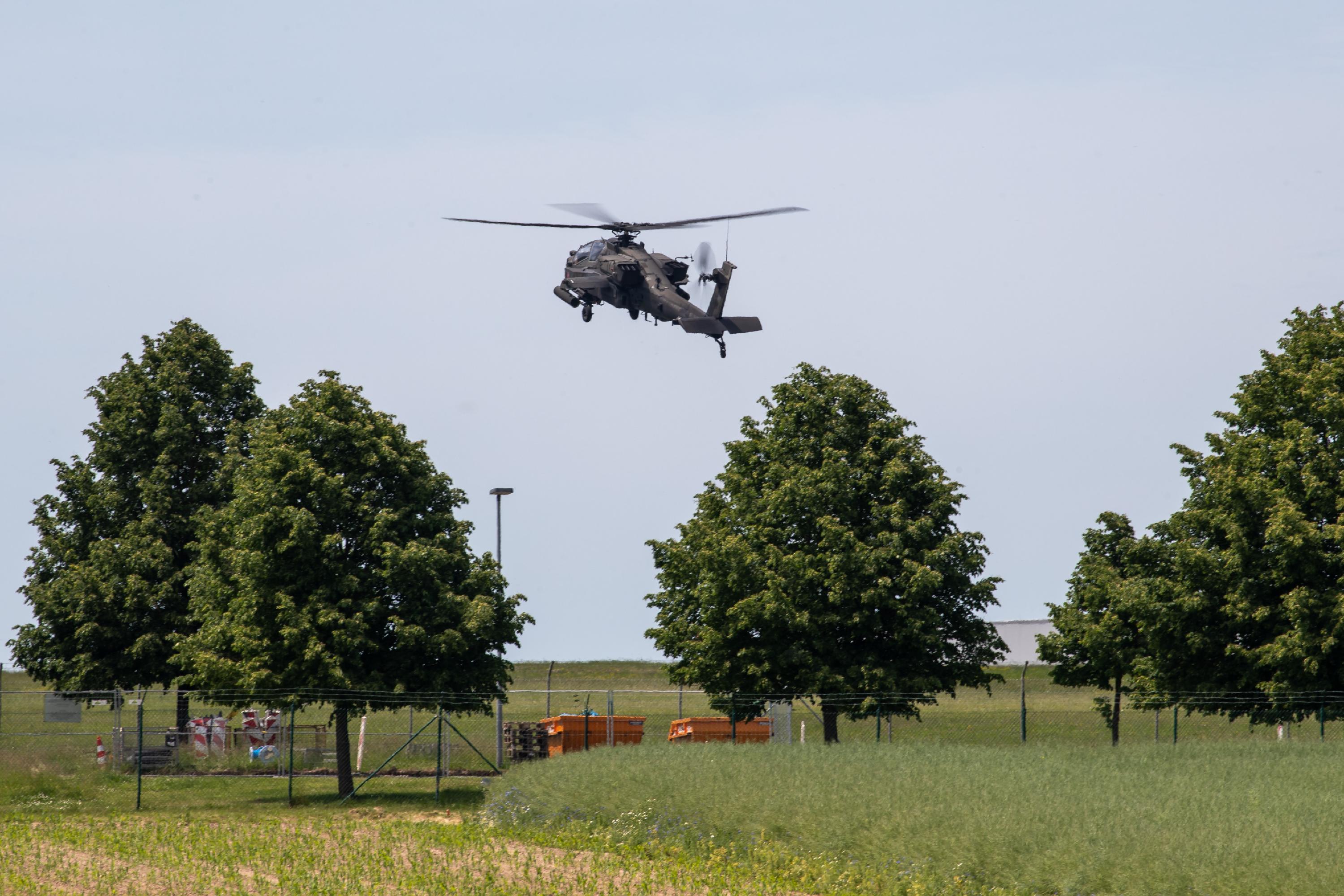 Bei Dreharbeiten zu einem Fernsehbeitrag auf öffentlichem Grund vor der US-Kaserne in Katterbach kam es am Dienstag zu einem Disput zwischen den US-Soldaten und der Bürgerinitiative "Etz langt's". Erst die Polizei konnte die Situation klären.