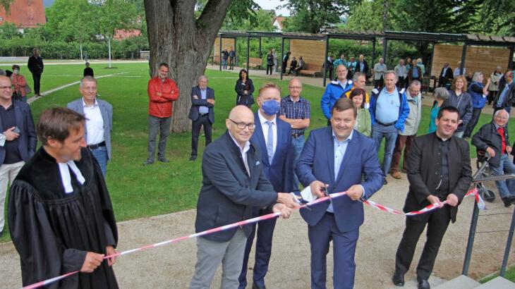 Landschaftsarchitekt Jürgen Wollborn und Bürgermeister Martin Tabor bei der feierlichen Eröffnung der Rosenau. Zwischen ihnen mit Maske der Landtagsabgeordnete Norbert Dünkel, links Pfarrer Bernd Popp, rechts Pfarrer Dominik Pillmayer. Landschaftsarchitekt Jürgen Wollborn und Bürgermeister Martin Tabor bei der feierlichen Eröffnung der Rosenau. Zwischen ihnen mit Maske der Landtagsabgeordnete Norbert Dünkel, links Pfarrer Bernd Popp, rechts Pfarrer Dominik Pillmayer.
