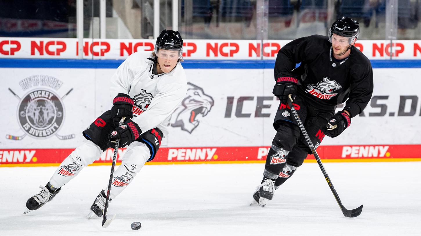 Tempo: Charlie Jahnke (links) im Trainingsduell bei den Ice Tigers mit Marco Friedrich, einem weiteren neuen Stürmer.