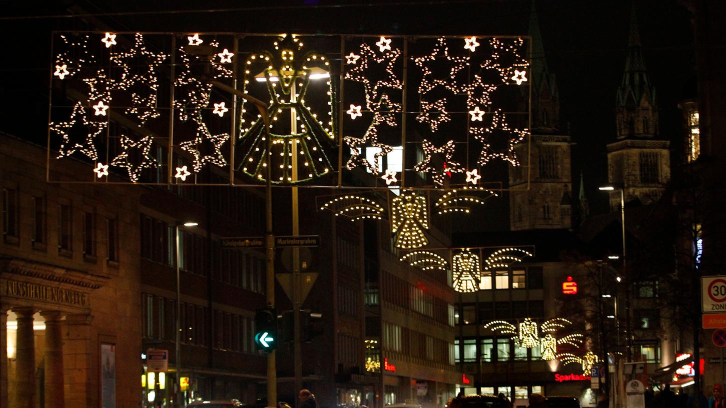 Die Weihnachtsbeleuchtung schafft im Advent eine besondere Atmosphäre. Die Weihnachtsbeleuchtung schafft im Advent eine besondere Atmosphäre.
