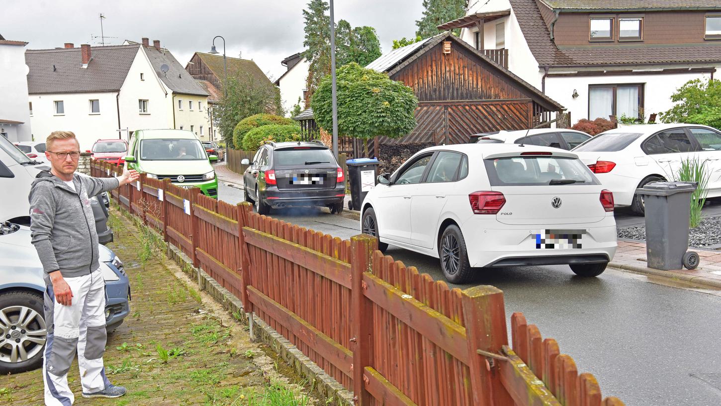 Tag 5 nach der Sperrung der Ortsdurchfahrt in Gosberg: Durch die Straße "Am Hirtenbach", in der Daniel Eichinger (links) seinen Betrieb hat, wälzen sich dicht an dicht die Autos.  