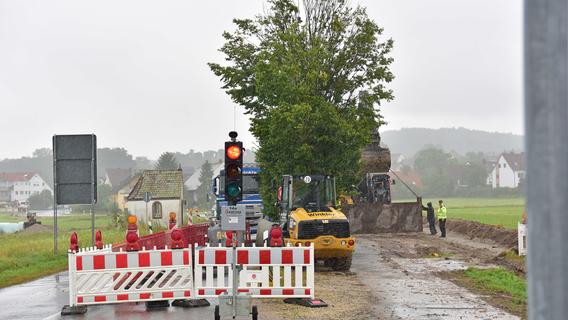 Jetzt ist sie in Betrieb: Die Baustellenampel in der Bahnhofstraße von Kersbach.