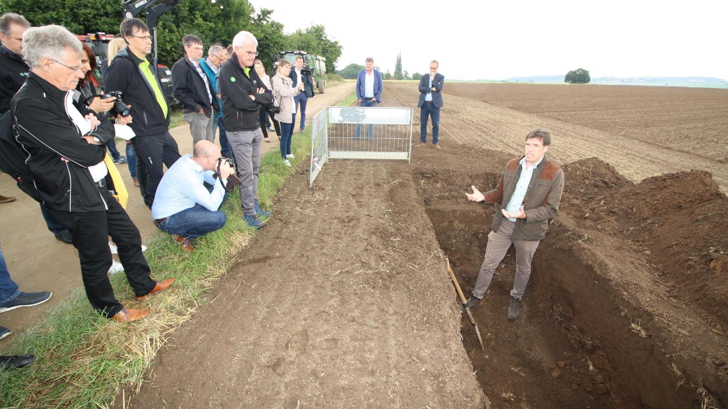 Biomasseinstitut-Chef Bernhard Bauer erläuterte den Besuchern, wie Landwirte CO2 im Boden binden können und welche Vorteile das für regionale Unternehmen haben kann.  