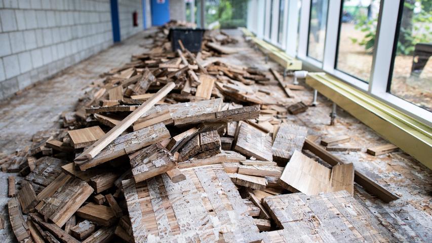 August 2021: Trümmer des Holzfußbodens liegen in der Glasfachschule in Rheinbach. Die Schule wurde vom Hochwasser betroffen. 
