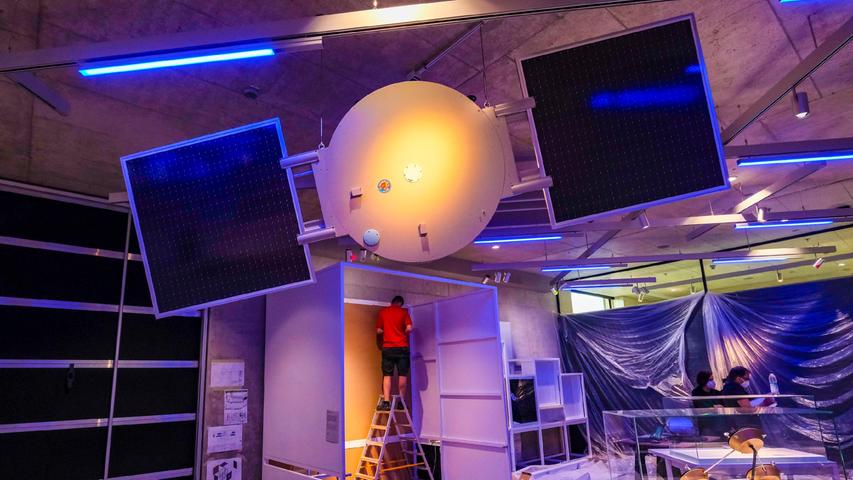 Unter anderem das Modell eines Satelliten hängt im neuen Zukunftsmuseum.