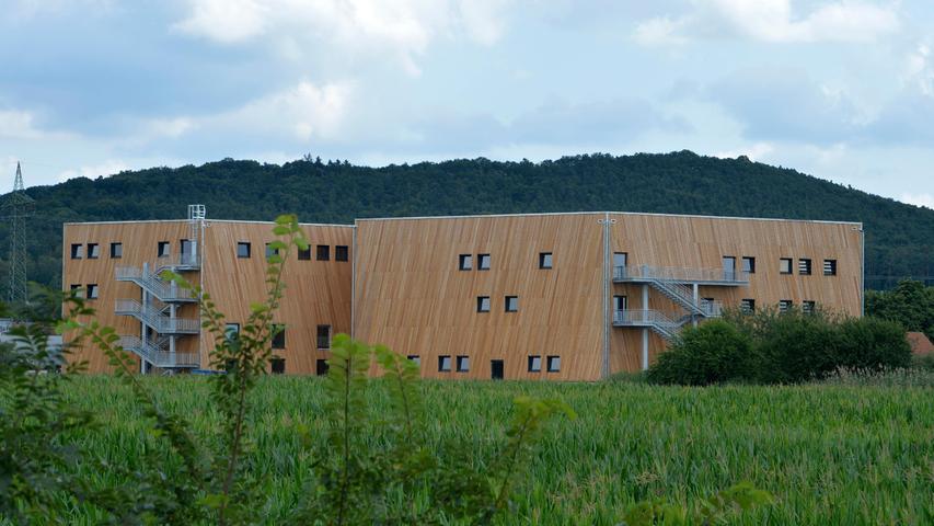 Erlangen:  Die Boulderhalle in Bubenreuth wurde in Holzbauweise erstellt und zählt zu den größten Boulderhallen der Welt. Im Bild: Blick von der Fußgängerbrücke über die A73 nach Südosten auf die Halle. 05.08.21. Foto:  Harald Sippel