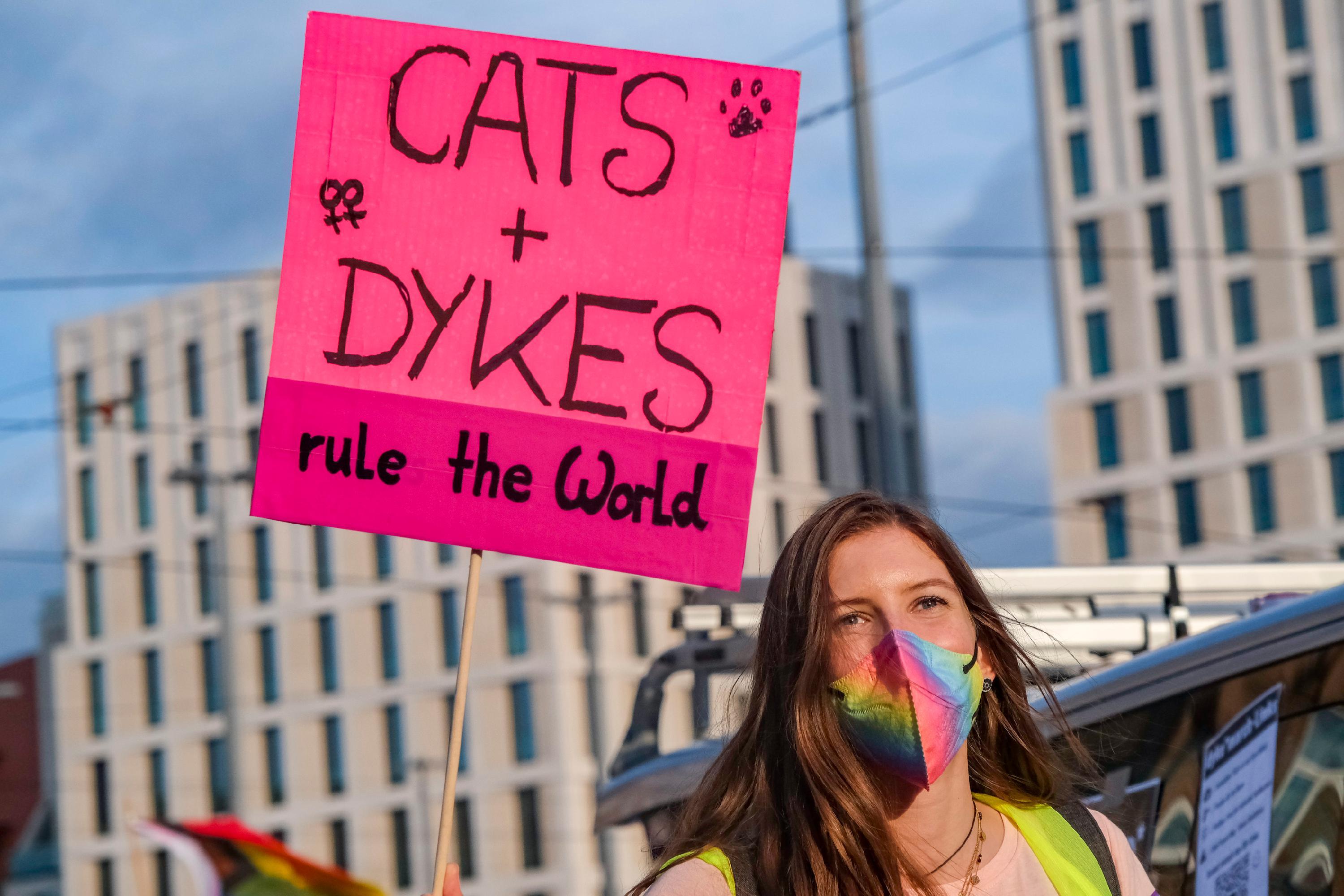 Teilnehmerinnen vor der Kulisse der beiden neuen Büro- und Hoteltürme am Bahnhofsplatz.