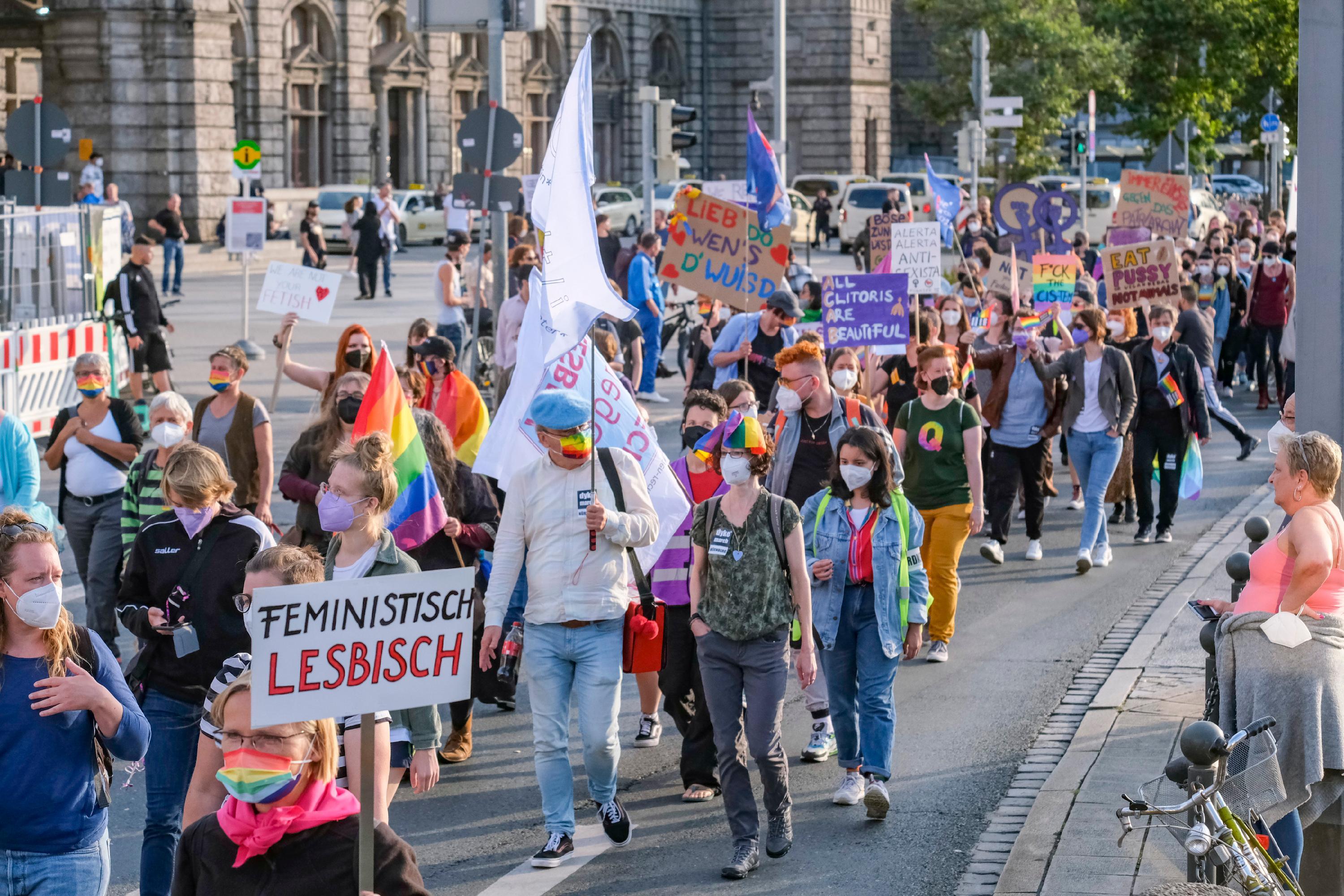 Feministisch bewegt ziehen die Teilnehmerinnen Richtung Altstadt.